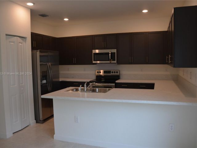 Home for rent at 1801 SE 27th Ter 1801 - photo 5407774