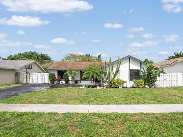 Home for sale at 19531 Carolina Circle - photo 5427337