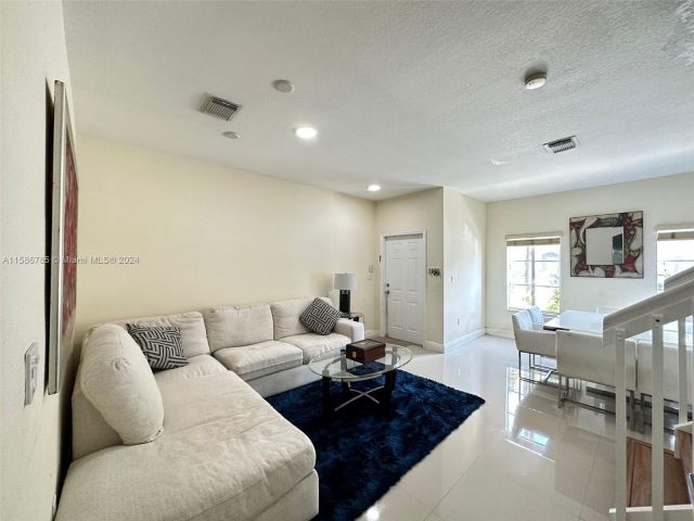 Home for rent at 10723 NW 85th Ter 3-38 - photo 5408777