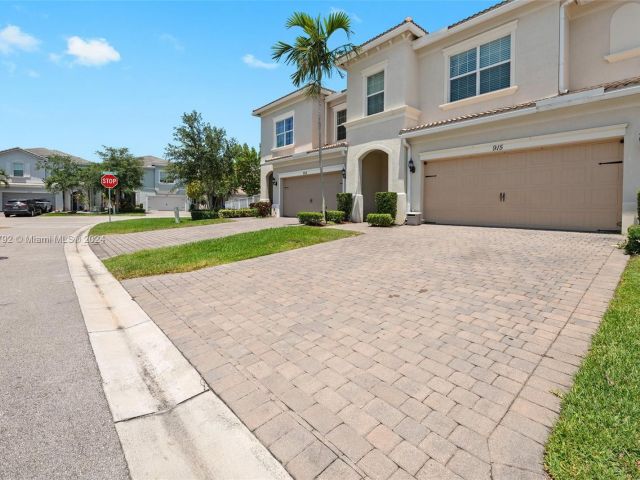 Home for sale at 915 Banyan Dr - photo 5408177