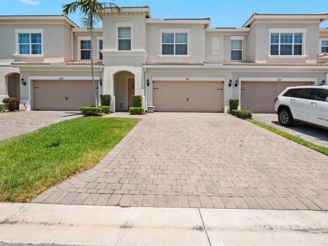 Home for sale at 915 Banyan Dr - photo 5408178