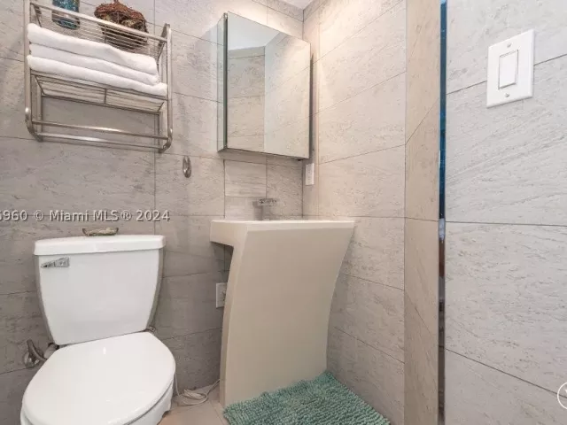 1-bedroom condo for rent in Miami Beach - 2301 Collins Ave 1111 - MondialRealty