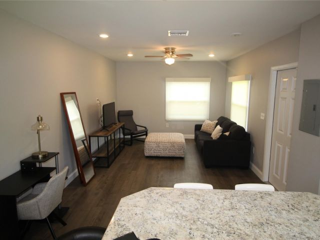 Home for rent at 239B NW 1st Ave - photo 5484874