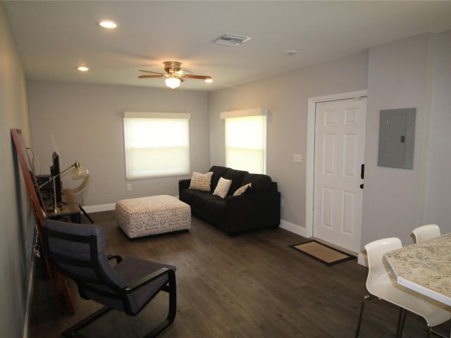 Home for rent at 239B NW 1st Ave - photo 5484875