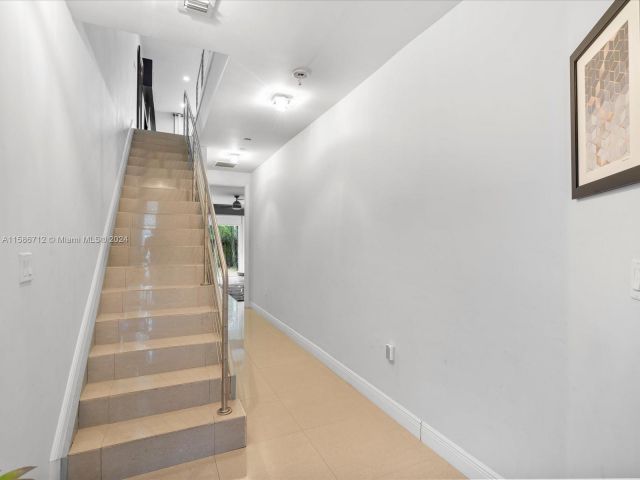 Home for rent at 832 NE 19th Ave 832 - photo 5410984