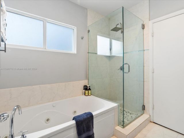 Home for rent at 832 NE 19th Ave 832 - photo 5410986