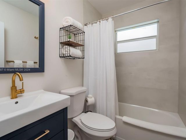 Home for rent at 1065 SW 4th Ter 1065 - photo 5412315