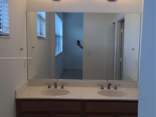 Home for rent at 748 NE 191st Ter 748 - photo 5414070