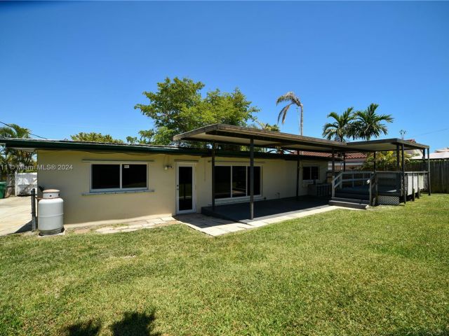 Home for rent at 9830 SW 80th Dr 0 - photo 5416532