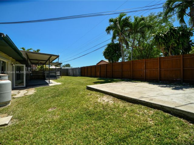 Home for rent at 9830 SW 80th Dr 0 - photo 5416533