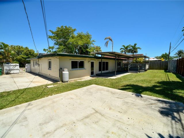 Home for rent at 9830 SW 80th Dr 0 - photo 5416534