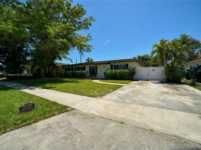 Home for rent at 9830 SW 80th Dr 0 - photo 5416545