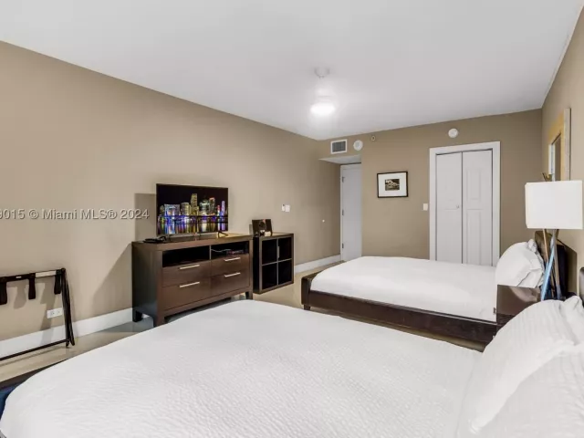 1-bedroom condo for sale in Miami Beach - 2301 Collins Ave 325 - MondialRealty