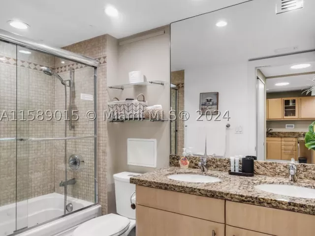 1-bedroom condo for sale in Miami Beach - 2301 Collins Ave 325 - MondialRealty