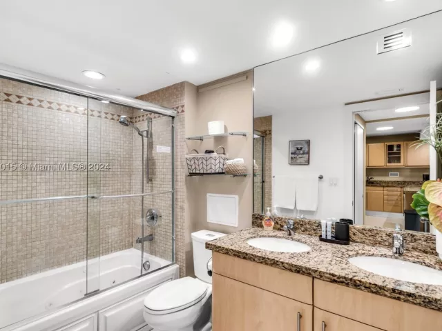 1-bedroom condo for sale in Miami Beach - 2301 Collins Ave 325 - MondialRealty
