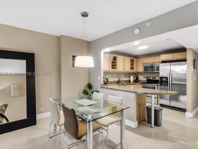 1-bedroom condo for sale in Miami Beach - 2301 Collins Ave 325 - MondialRealty