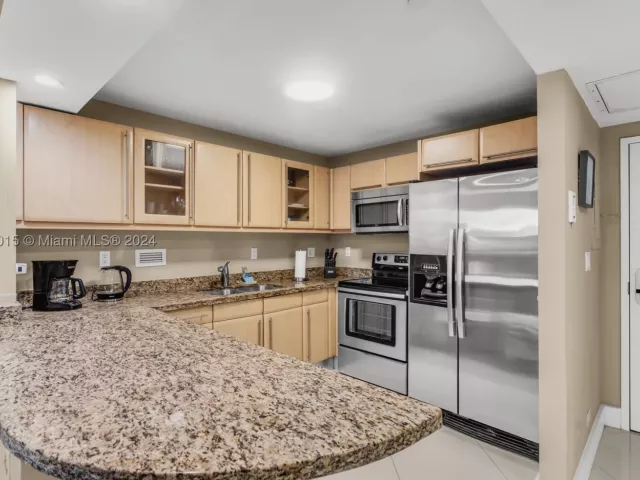 1-bedroom condo for sale in Miami Beach - 2301 Collins Ave 325 - MondialRealty