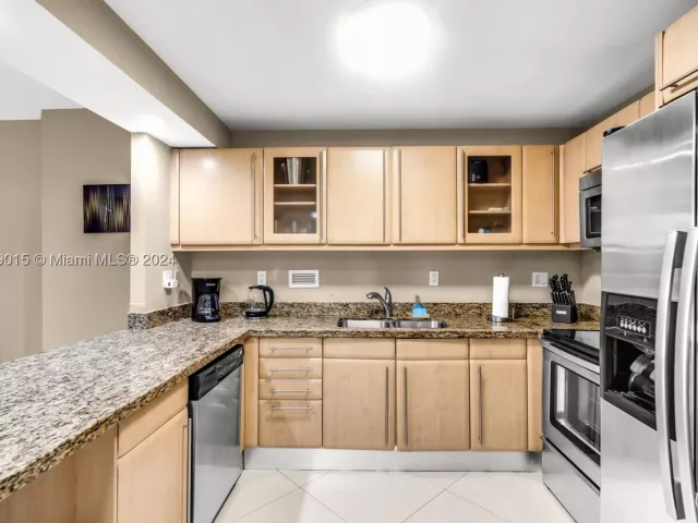 1-bedroom condo for sale in Miami Beach - 2301 Collins Ave 325 - MondialRealty