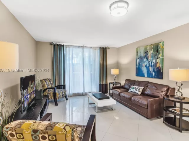 1-bedroom condo for sale in Miami Beach - 2301 Collins Ave 325 - MondialRealty