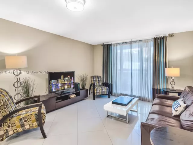 1-bedroom condo for sale in Miami Beach - 2301 Collins Ave 325 - MondialRealty