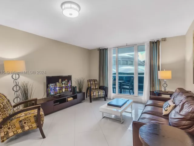 1-bedroom condo for sale in Miami Beach - 2301 Collins Ave 325 - MondialRealty