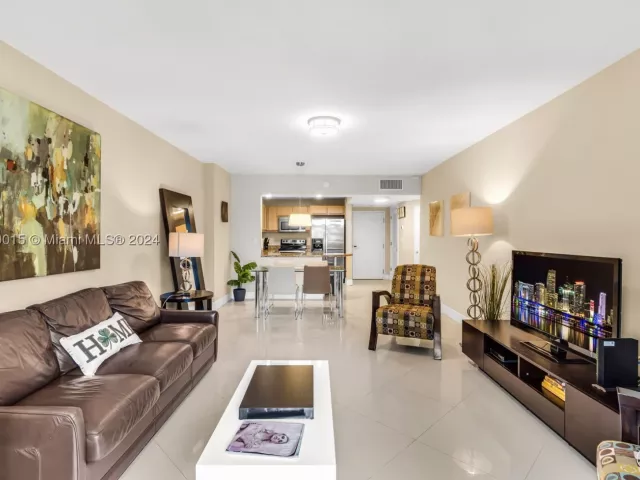 1-bedroom condo for sale in Miami Beach - 2301 Collins Ave 325 - MondialRealty