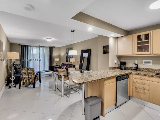 1-bedroom condo for sale in Miami Beach - 2301 Collins Ave 325 - MondialRealty