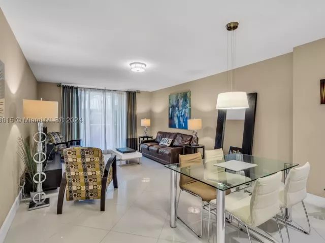 1-bedroom condo for sale in Miami Beach - 2301 Collins Ave 325 - MondialRealty