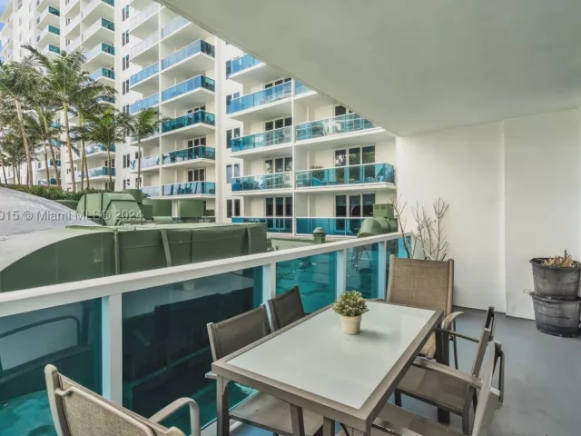 1-bedroom condo for sale in Miami Beach - 2301 Collins Ave 325 - MondialRealty