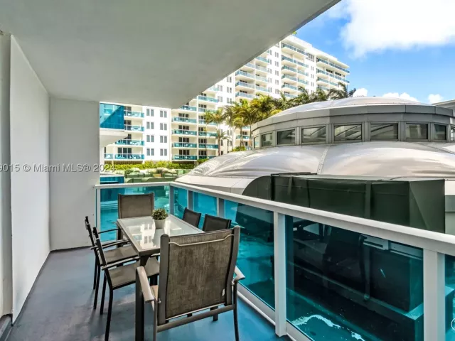 1-bedroom condo for sale in Miami Beach - 2301 Collins Ave 325 - MondialRealty