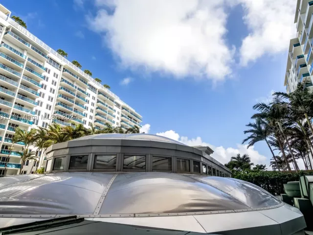 1-bedroom condo for sale in Miami Beach - 2301 Collins Ave 325 - MondialRealty
