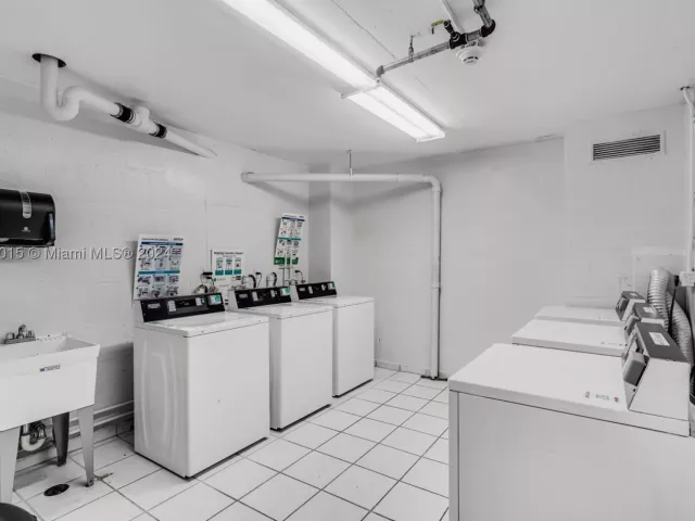 1-bedroom condo for sale in Miami Beach - 2301 Collins Ave 325 - MondialRealty