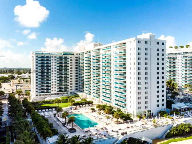 1-bedroom condo for sale in Miami Beach - 2301 Collins Ave 325 - MondialRealty