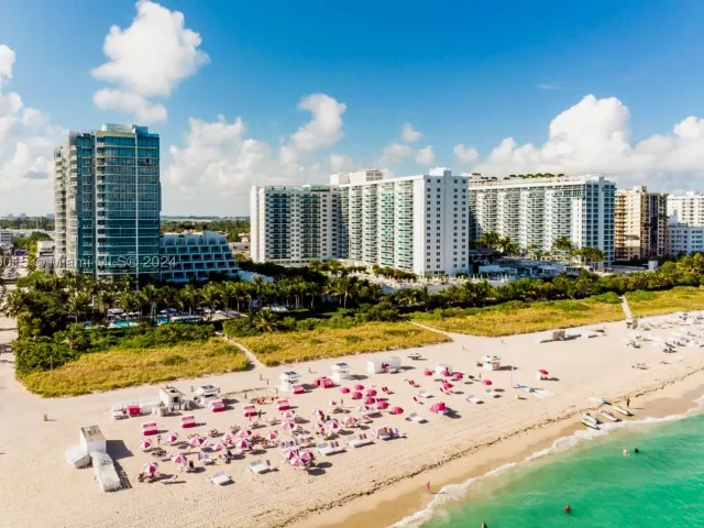 1-bedroom condo for sale in Miami Beach - 2301 Collins Ave 325 - MondialRealty