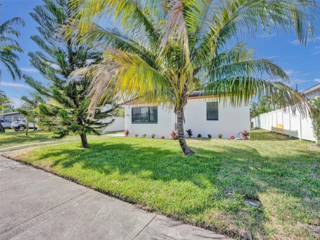 Home for rent at 905 SW 22nd St A - photo 5428420