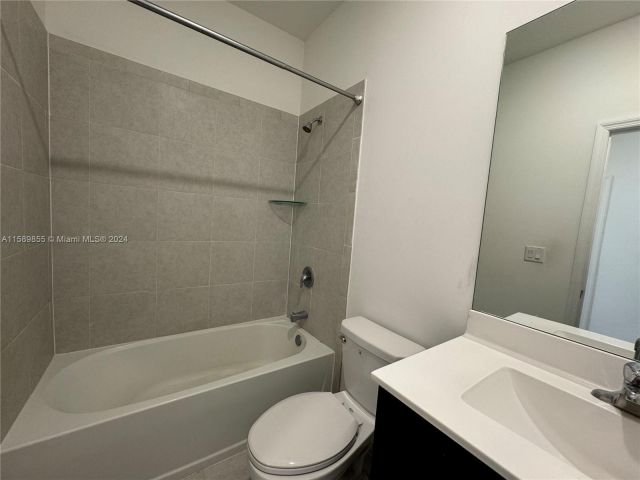 Home for rent at 1110 SE 27th Ter 1110 - photo 5432868