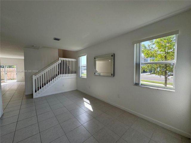 Home for rent at 1110 SE 27th Ter 1110 - photo 5432881