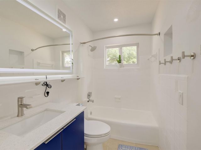 Home for rent at 638 SW 5th Ave 2 - photo 5432948