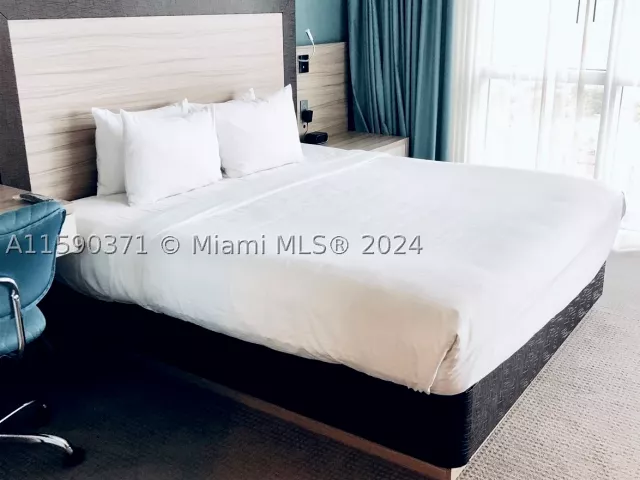 2-bedroom condo for sale in Sunny Isles Beach - 18683 Collins Ave 1907 - MondialRealty