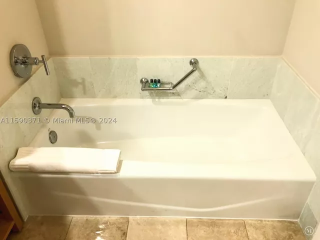2-bedroom condo for sale in Sunny Isles Beach - 18683 Collins Ave 1907 - MondialRealty