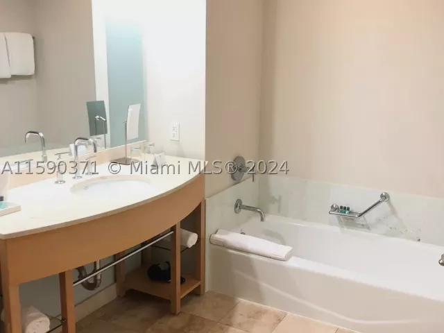 2-bedroom condo for sale in Sunny Isles Beach - 18683 Collins Ave 1907 - MondialRealty