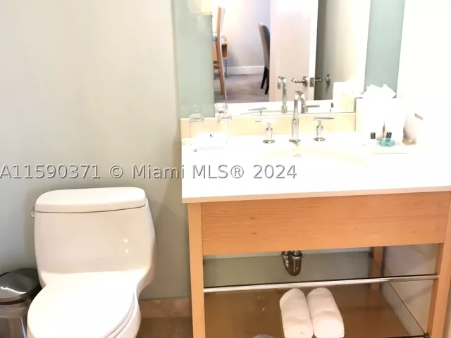 2-bedroom condo for sale in Sunny Isles Beach - 18683 Collins Ave 1907 - MondialRealty