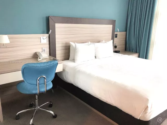 2-bedroom condo for sale in Sunny Isles Beach - 18683 Collins Ave 1907 - MondialRealty