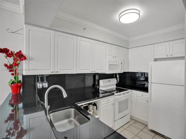 Apartment for sale  Unit #705 - photo 5442011