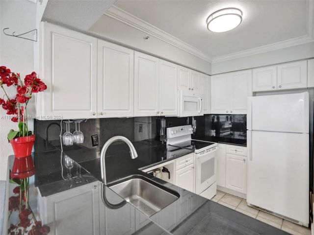 Apartment for sale  Unit #705 - photo 5442014