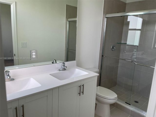 Home for rent at 20606 NE 5TH PL 20606 - photo 5444689