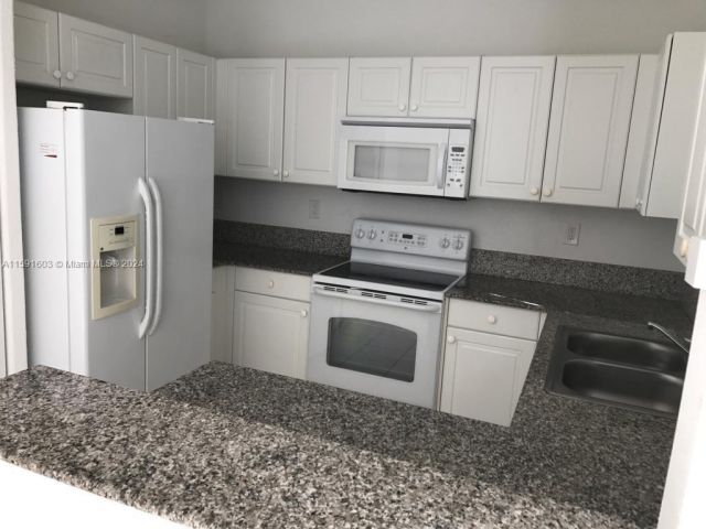 Home for rent at 8127 NW 108th Pl 8127 - photo 5441161