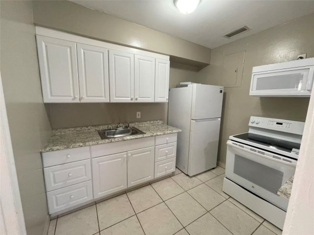 Home for rent at 1436 NW 3rd Ave - photo 5445667