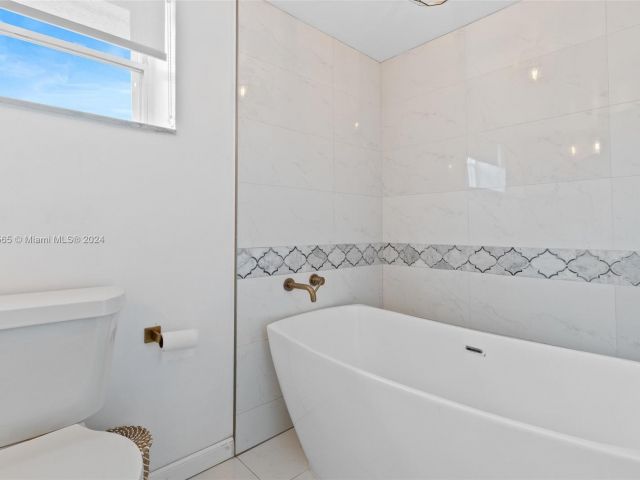 Home for sale at 915 NE 27th Ave 915 - photo 5454336
