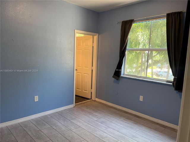 Home for rent at 750 SE 2nd St 750 - photo 5468222
